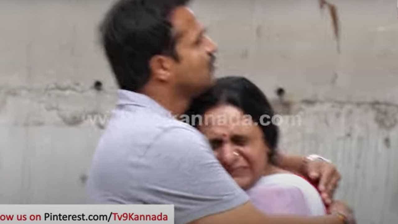 ಅಗಲಿದ ಪುನೀತ್ ರನ್ನು ನೆನೆದು ಭಾವುಕರಾದ ಅಕ್ಕ ಪೂರ್ಣಿಮಾರನ್ನು ವಿಜಯ ರಾಘವೇಂದ್ರ ಸಂತೈಸಿದರು ಅಗಲಿದ ಪುನೀತ್ ರನ್ನು ನೆನೆದು ಭಾವುಕರಾದ ಅಕ್ಕ ಪೂರ್ಣಿಮಾರನ್ನು ವಿಜಯ ರಾಘವೇಂದ್ರ ಸಂತೈಸಿದರು