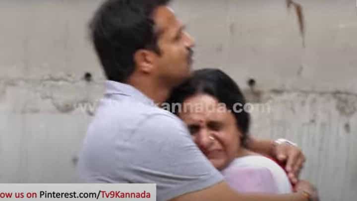 ಅಗಲಿದ ಪುನೀತ್ ರನ್ನು ನೆನೆದು ಭಾವುಕರಾದ ಅಕ್ಕ ಪೂರ್ಣಿಮಾರನ್ನು ವಿಜಯ ರಾಘವೇಂದ್ರ ಸಂತೈಸಿದರು ಅಗಲಿದ ಪುನೀತ್ ರನ್ನು ನೆನೆದು ಭಾವುಕರಾದ ಅಕ್ಕ ಪೂರ್ಣಿಮಾರನ್ನು ವಿಜಯ ರಾಘವೇಂದ್ರ ಸಂತೈಸಿದರು