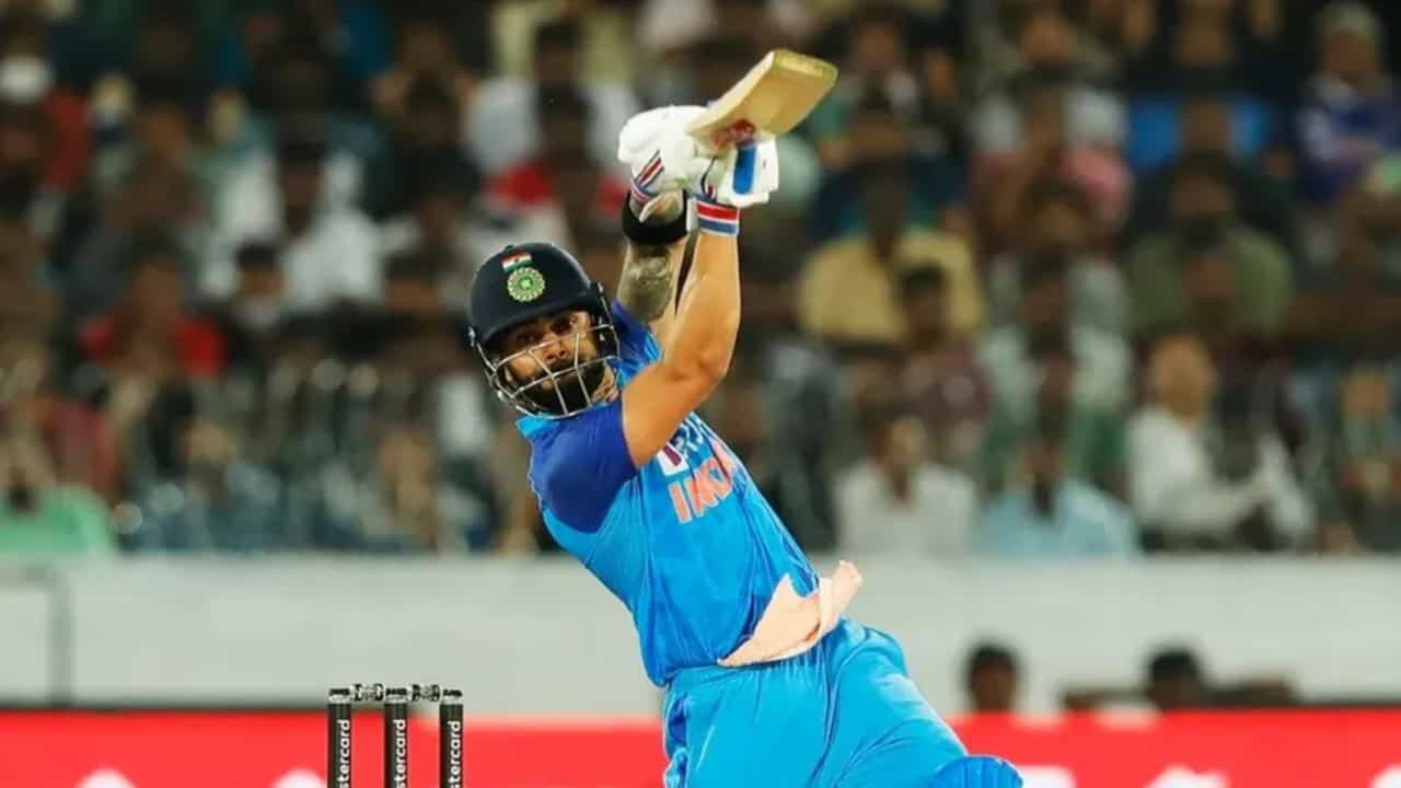 ಇಂದೋರ್ನ ಹೋಳ್ಕರ್ ಸ್ಟೇಡಿಯಂನಲ್ಲಿ ಭಾರತ ಮತ್ತು ದಕ್ಷಿಣ ಆಫ್ರಿಕಾ ನಡುವಿನ ಮೂರನೇ ಟಿ20 ಪಂದ್ಯ ನಡೆಯಲಿದೆ. ಭಾರತ 2-0 ಅಂತರದಲ್ಲಿ ಸರಣಿ ವಶಪಡಿಸಿಕೊಂಡಿದ್ದು, ಮೂರನೇ ಟಿ20ಯಲ್ಲಿ ಕ್ಲೀನ್ ಸ್ವೀಪ್ ಮಾಡುವ ಗುರಿ ಹೊಂದಿದೆ. ಮೂರನೇ ಟಿ20ಯಲ್ಲಿ ಭಾರತ ತಂಡದ ಆಡುವ ಇಲೆವೆನ್ನಲ್ಲಿ ಪ್ರಮುಖ ಬದಲಾವಣೆಯಾಗಲಿದೆ ಎಂಬ ವರದಿಗಳಿವೆ. ವರದಿಗಳ ಪ್ರಕಾರ ವಿರಾಟ್ ಕೊಹ್ಲಿ ಮತ್ತು ಕೆಎಲ್ ರಾಹುಲ್ ಇಂದೋರ್ ಟಿ20ಯಲ್ಲಿ ವಿಶ್ರಾಂತಿ ಪಡೆಯಲಿದ್ದಾರೆ.