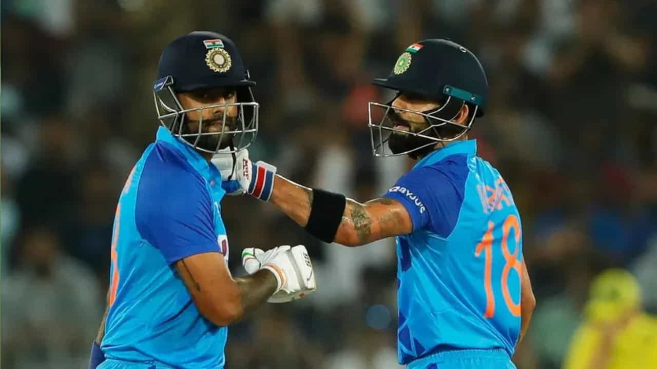 ಈಗ ಪ್ರಶ್ನೆ ಏನೆಂದರೆ, ಕೆಎಲ್ ರಾಹುಲ್ ಮತ್ತು ವಿರಾಟ್ ಕೊಹ್ಲಿ ಬದಲಿಗೆ ಯಾರು ಆಡುತ್ತಾರೆ? ಎಂಬುದಾಗಿದೆ. ಇಬ್ಬರೂ ಆಟಗಾರರು ವಿಶ್ರಾಂತಿ ಪಡೆದರೆ, ಶ್ರೇಯಸ್ ಅಯ್ಯರ್ಗೆ ತಂಡದಲ್ಲಿ ಸ್ಥಾನ ಖಚಿತವಾಗಲಿದೆ. ಇದೇ ವೇಳೆ ಚೊಚ್ಚಲ ಬಾರಿಗೆ ತಂಡ ಸೇರಿಕೊಂಡಿರುವ ಶಹಬಾಜ್ ಅಹ್ಮದ್ ಅವರಿಗೂ ಅವಕಾಶ ನೀಡುವ ಸಾಧ್ಯತೆಗಳಿವೆ.