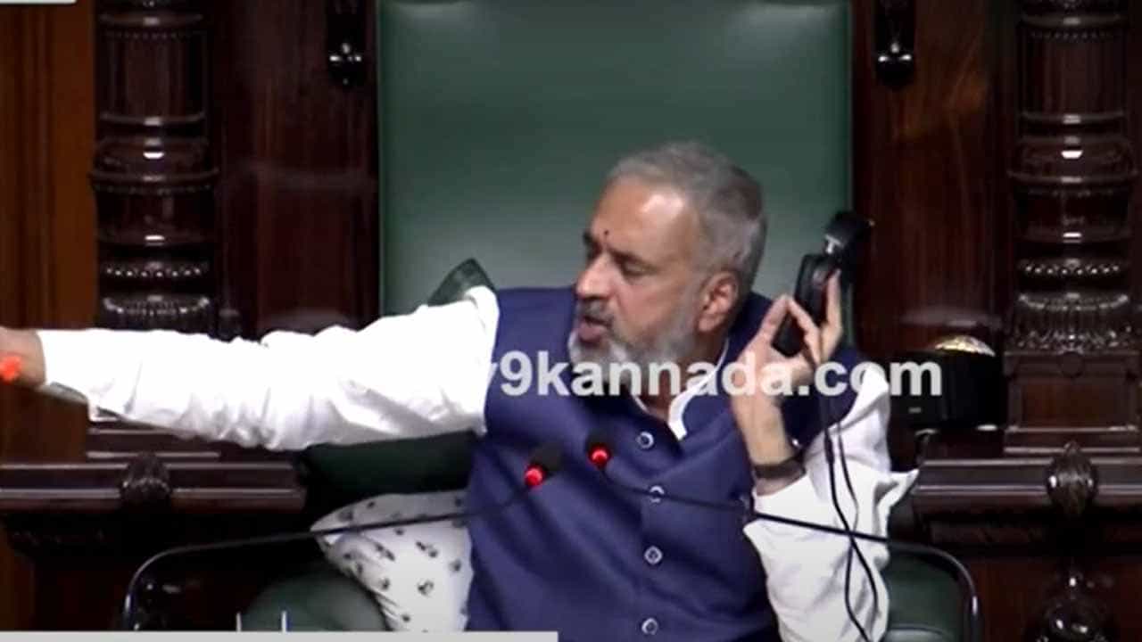 ಸದನದಲ್ಲಿ ಸದಸ್ಯರ ಗಲಾಟೆಯಿಂದ ತಾಳ್ಮೆ ಕಳೆದುಕೊಂಡ ಸಭಾಧ್ಯಕ್ಷರು ಹೆಡ್ ಫೋನನ್ನು ಟೇಬಲ್ ಮೇಲೆ ಬಿಸಾಡಿದರು! ಸದನದಲ್ಲಿ ಸದಸ್ಯರ ಗಲಾಟೆಯಿಂದ ತಾಳ್ಮೆ ಕಳೆದುಕೊಂಡ ಸಭಾಧ್ಯಕ್ಷರು ಹೆಡ್ ಫೋನನ್ನು ಟೇಬಲ್ ಮೇಲೆ ಬಿಸಾಡಿದರು!