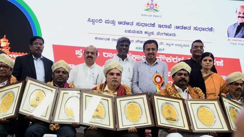 ರಾಜ್ಯ ಸರ್ಕಾರಿ ನೌಕರರಿಗೆ ಸಿಎಂ ಬೊಮ್ಮಾಯಿ ಸಿಹಿ ಸುದ್ದಿ: ಅಕ್ಟೋಬರ್ನಲ್ಲಿ 7ನೇ ವೇತನ ಆಯೋಗ ರಚನೆ