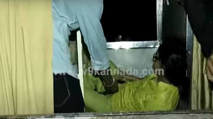 ಅಪರಾತ್ರಿ ಮತ್ತು ಸುರಿಯುತ್ತಿದ್ದ ಮಳೆಯಲ್ಲಿ ಅಪಘಾತಕ್ಕೊಳಗಾದ ಬಸ್ಸಿನ ಪ್ರಯಾಣಿಕರು ಪಟ್ಟ ಪಡಿಪಾಟಲು ಸಾಮಾನ್ಯವಾದುದಲ್ಲ! ಅಪರಾತ್ರಿ ಮತ್ತು ಸುರಿಯುತ್ತಿದ್ದ ಮಳೆಯಲ್ಲಿ ಅಪಘಾತಕ್ಕೊಳಗಾದ ಬಸ್ಸಿನ ಪ್ರಯಾಣಿಕರು ಪಟ್ಟ ಪಡಿಪಾಟಲು ಸಾಮಾನ್ಯವಾದುದಲ್ಲ!