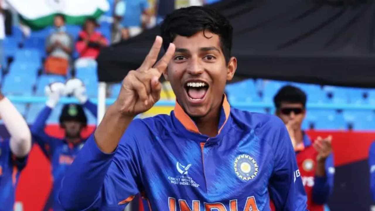 ಸದ್ಯ ವಿಶ್ವ ಕ್ರಿಕೆಟ್ನಲ್ಲಿ ಹೆಚ್ಚು ಚರ್ಚೆಯಾಗುತ್ತಿರುವುದು ಒಂದೇ ಒಂದು ಇನ್ನಿಂಗ್ಸ್, ಅದು ವಿರಾಟ್ ಕೊಹ್ಲಿ ಶತಕ. ಸುಮಾರು ಮೂರು ವರ್ಷಗಳ ಸುದೀರ್ಘ ಕಾಯುವಿಕೆಯ ನಂತರ ಭಾರತದ ಮಾಜಿ ನಾಯಕ ವಿರಾಟ್ ಕೊಹ್ಲಿ ಅಂತಿಮವಾಗಿ ತಮ್ಮ ವೃತ್ತಿಜೀವನದ 71 ನೇ ಶತಕವನ್ನು ಬಾರಿಸಿದರು. ಕೊಹ್ಲಿ ಶತಕದ ಸಂಭ್ರಮವನ್ನು ಭಾರತೀಯ ಕ್ರಿಕೆಟ್ ಅಭಿಮಾನಿಗಳು ಇನ್ನೂ ಕೂಡ ನಿಲ್ಲಿಸಿಲ್ಲ. ಹಾಗಾಗಿ ಈ ಶತಕದ ಮುಂದೆ ಉಳಿದ ಶತಕಗಳ ಬಗ್ಗೆ ಯಾರೂ ಕೂಡ ಮಾತನಾಡುತ್ತಿಲ್ಲ. ಆದರೆ ಇತರ ಭಾರತೀಯ ಬ್ಯಾಟ್ಸ್ಮನ್ಗಳು ಸಹ ಶತಕದ ಹೊರತಾಗಿ, ದ್ವಿಶತಕ, ಟ್ರಿಪಲ್ ಶತಕಗಳನ್ನು ಬಾರಿಸುತ್ತಿದ್ದು, ಅವರಲ್ಲಿ ಯುವ ಆಟಗಾರ ಯಶ್ ಧುಲ್ ಕೂಡ ಸೇರಿದ್ದಾರೆ.