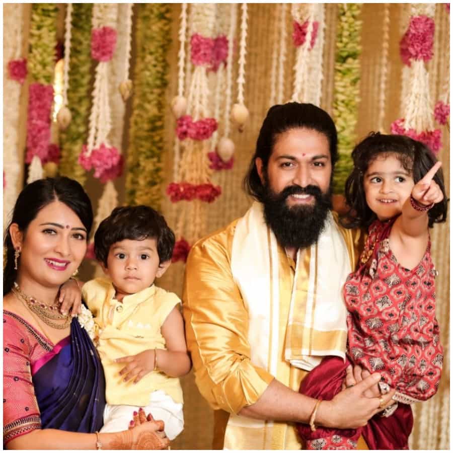 ‘ರಾಕಿಂಗ್ ಸ್ಟಾರ್’ ಯಶ್ ಮತ್ತು ರಾಧಿಕಾ ಪಂಡಿತ್ ಅವರ ಕುಟುಂಬದ ಅನೇಕ ಫೋಟೋಗಳು ಸೋಶಿಯಲ್ ಮೀಡಿಯಾದಲ್ಲಿ ವೈರಲ್ ಆಗಿದ್ದುಂಟು. ಇಂಥ ಹಲವು ಕ್ಯೂಟ್ ಫೋಟೋಗಳನ್ನು ಸೆರೆ ಹಿಡಿದಿದ್ದು ನಿರ್ದೇಶಕ ನಾಗರಾಜ್ ಸೋಮಯಾಜಿ ಅವರ ತಂಡ. ಈ ಟೀಮ್ ಎಂದರೆ ಹಲವು ಸೆಲೆಬ್ರಿಟಿಗಳಿಗೆ ಅಚ್ಚುಮೆಚ್ಚು.