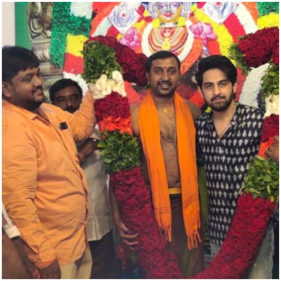 ಝೈದ್ ಖಾನ್ ಅವರಿಗೆ ‘ಬನಾರಸ್’ ಮೊದಲ ಸಿನಿಮಾ. ಈ ಚಿತ್ರ ಬಿಡುಗಡೆಗೆ ಸಜ್ಜಾಗುತ್ತಿದೆ. ಈ ಸಂದರ್ಭದಲ್ಲಿ ಝೈದ್ ಖಾನ್ ಅವರು ದೇವಸ್ಥಾನಕ್ಕೆ ಭೇಟಿ ನೀಡಿದ್ದಾರೆ.