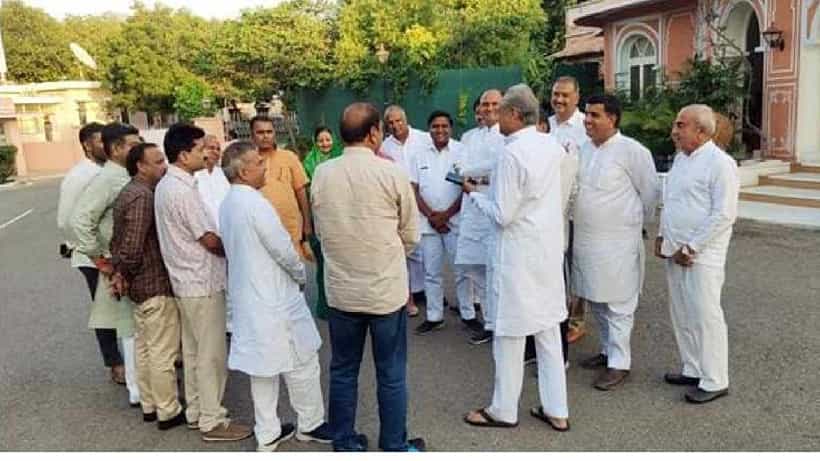 Rajasthan Politics: ರಾಜಸ್ಥಾನದ ಬಂಡಾಯ ಶಾಸಕರನ್ನು ಭೇಟಿಯಾದ ಸಿಎಂ ಅಶೋಕ್ ಗೆಹ್ಲೋಟ್; ಸೋನಿಯಾ ಗಾಂಧಿಯಲ್ಲಿ ನಂಬಿಕೆಯಿಡಿ ಎಂದು ಸೂಚನೆ