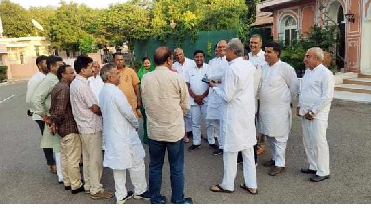 Rajasthan Politics: ರಾಜಸ್ಥಾನದ ಬಂಡಾಯ ಶಾಸಕರನ್ನು ಭೇಟಿಯಾದ ಸಿಎಂ ಅಶೋಕ್ ಗೆಹ್ಲೋಟ್; ಸೋನಿಯಾ ಗಾಂಧಿಯಲ್ಲಿ ನಂಬಿಕೆಯಿಡಿ ಎಂದು ಸೂಚನೆ Rajasthan Politics: ರಾಜಸ್ಥಾನದ ಬಂಡಾಯ ಶಾಸಕರನ್ನು ಭೇಟಿಯಾದ ಸಿಎಂ ಅಶೋಕ್ ಗೆಹ್ಲೋಟ್; ಸೋನಿಯಾ ಗಾಂಧಿಯಲ್ಲಿ ನಂಬಿಕೆಯಿಡಿ ಎಂದು ಸೂಚನೆ