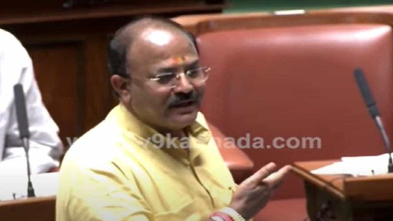 ಸಿಎಂ ಯಂಗ್ ಇದ್ದಾರೆ ಅದಕ್ಕೆ ನಡೆದುಕೊಂಡು ಹೋದ್ರು, ನಿಮಗೆ ಸ್ವಲ್ಪ ವಯಸ್ಸಾಗಿದೆ ಅದಕ್ಕೆ ಬೋಟ್ ನಲ್ಲಿ ಹೋದ್ರಿ -ಸಿದ್ದು ಕಾಲೆಳೆದ ಲಿಂಬಾವಳಿ ಸಿಎಂ ಯಂಗ್ ಇದ್ದಾರೆ ಅದಕ್ಕೆ ನಡೆದುಕೊಂಡು ಹೋದ್ರು, ನಿಮಗೆ ಸ್ವಲ್ಪ ವಯಸ್ಸಾಗಿದೆ ಅದಕ್ಕೆ ಬೋಟ್ ನಲ್ಲಿ ಹೋದ್ರಿ -ಸಿದ್ದು ಕಾಲೆಳೆದ ಲಿಂಬಾವಳಿ