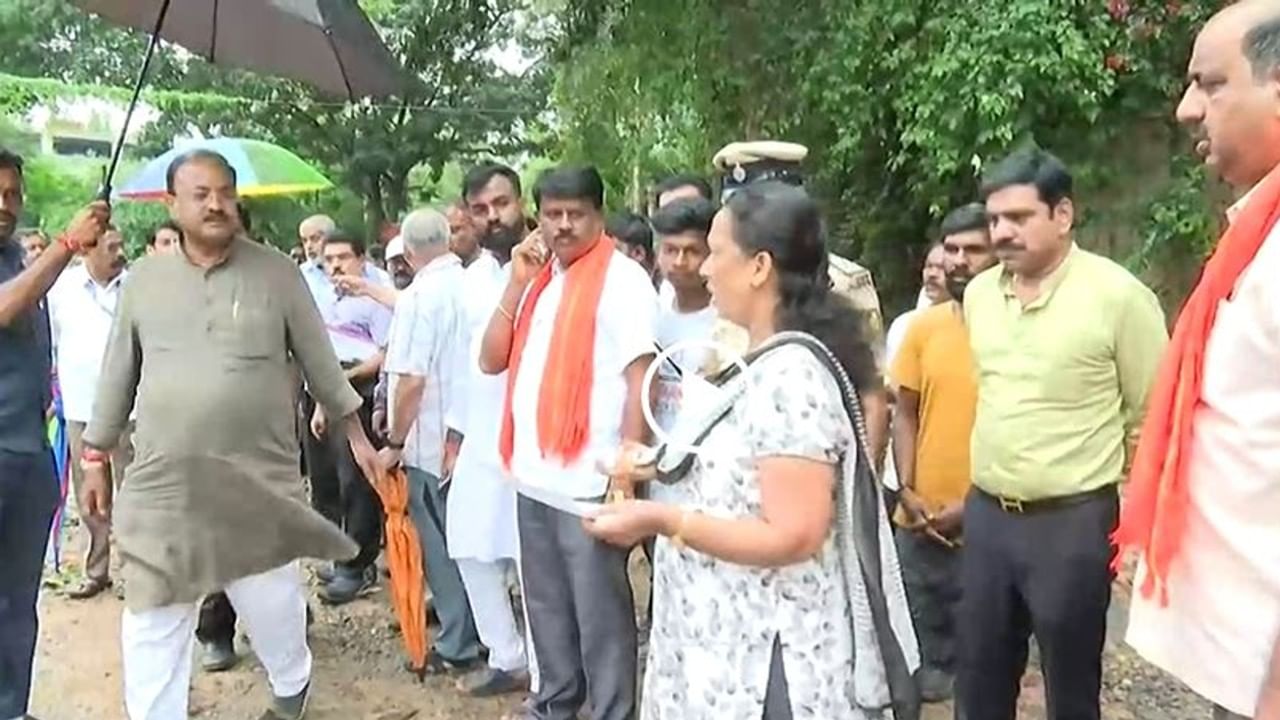 Arvind Limbavali: ಮಹದೇವಪುರ ವರ್ತೂರು ಕೋಡಿ ಘಟನೆ: ಪ್ರವಾಹಕ್ಕೆ ಕಾರಣವಾದ ಒತ್ತುವರಿ ತೆರವುಗೊಳಿಸಿದ್ದೇ ಅಪರಾಧವೆ? ಅರವಿಂದ್ ಲಿಂಬಾವಳಿ ಪ್ರತಿಕ್ರಿಯೆ Arvind Limbavali: ಮಹದೇವಪುರ ವರ್ತೂರು ಕೋಡಿ ಘಟನೆ: ಪ್ರವಾಹಕ್ಕೆ ಕಾರಣವಾದ ಒತ್ತುವರಿ ತೆರವುಗೊಳಿಸಿದ್ದೇ ಅಪರಾಧವೆ? ಅರವಿಂದ್ ಲಿಂಬಾವಳಿ ಪ್ರತಿಕ್ರಿಯೆ