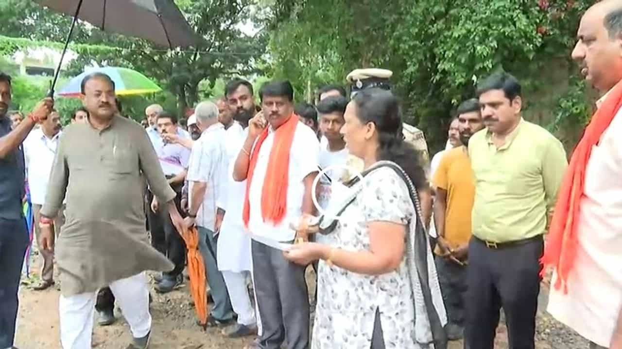 Arvind Limbavali: ಮಹದೇವಪುರ ವರ್ತೂರು ಕೋಡಿ ಘಟನೆ: ಪ್ರವಾಹಕ್ಕೆ ಕಾರಣವಾದ ಒತ್ತುವರಿ ತೆರವುಗೊಳಿಸಿದ್ದೇ ಅಪರಾಧವೆ? ಅರವಿಂದ್ ಲಿಂಬಾವಳಿ ಪ್ರತಿಕ್ರಿಯೆ Arvind Limbavali: ಮಹದೇವಪುರ ವರ್ತೂರು ಕೋಡಿ ಘಟನೆ: ಪ್ರವಾಹಕ್ಕೆ ಕಾರಣವಾದ ಒತ್ತುವರಿ ತೆರವುಗೊಳಿಸಿದ್ದೇ ಅಪರಾಧವೆ? ಅರವಿಂದ್ ಲಿಂಬಾವಳಿ ಪ್ರತಿಕ್ರಿಯೆ