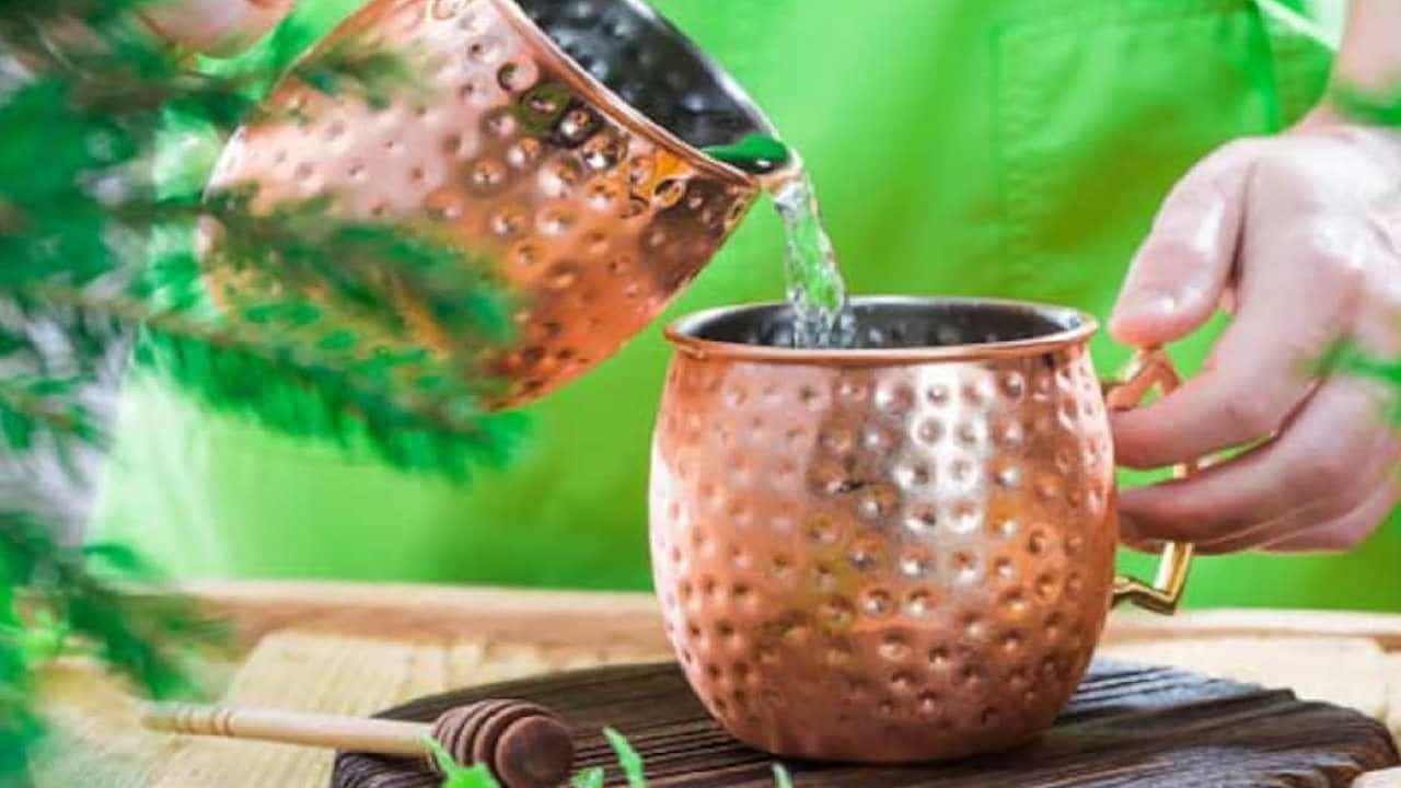 Health Tips: ಕಂಚಿನ ಪಾತ್ರೆಯಲ್ಲಿ ನೀರು ಕುಡಿಯುವುದರಿಂದ ಆಗುವ ಪ್ರಯೋಜನಗಳು Health Tips: ಕಂಚಿನ ಪಾತ್ರೆಯಲ್ಲಿ ನೀರು ಕುಡಿಯುವುದರಿಂದ ಆಗುವ ಪ್ರಯೋಜನಗಳು