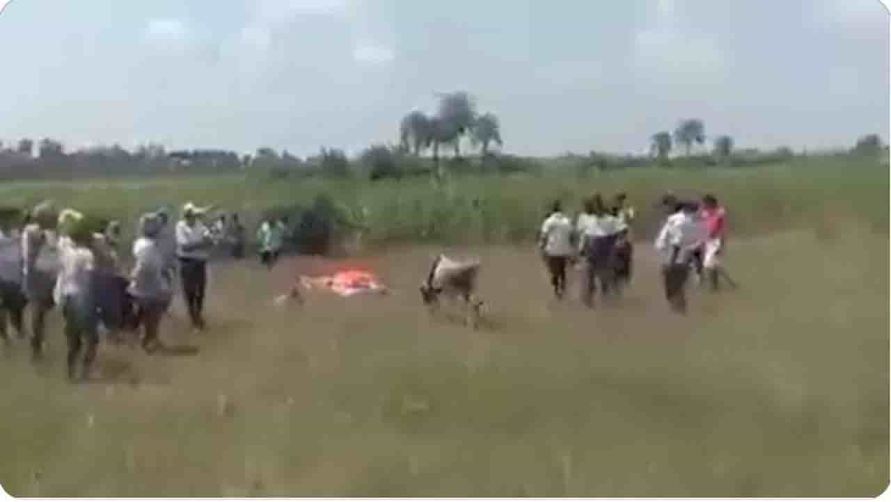 Viral Video : ತನ್ನ ಪೋಷಕನಿಗೆ ಅಂತಿಮನಮನ ಸಲ್ಲಿಸಲು ಸ್ಮಶಾನಕ್ಕೆ ಓಡಿಬಂದ ಕರು Viral Video : ತನ್ನ ಪೋಷಕನಿಗೆ ಅಂತಿಮನಮನ ಸಲ್ಲಿಸಲು ಸ್ಮಶಾನಕ್ಕೆ ಓಡಿಬಂದ ಕರು