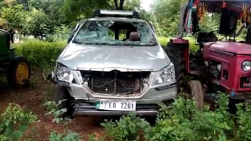 ಮಕ್ಕಳ ಕಳ್ಳರೆಂದು ಭಾವಿಸಿ ಬೈಕ್ನಲ್ಲಿ ಕಾರು ಚೇಸ್ ಮಾಡಿದ ಜನ: ಕಾರು ಪಲ್ಟಿ, ಗಾಯಾಳುಗಳು ಆಸ್ಪತ್ರೆಗೆ ದಾಖಲು