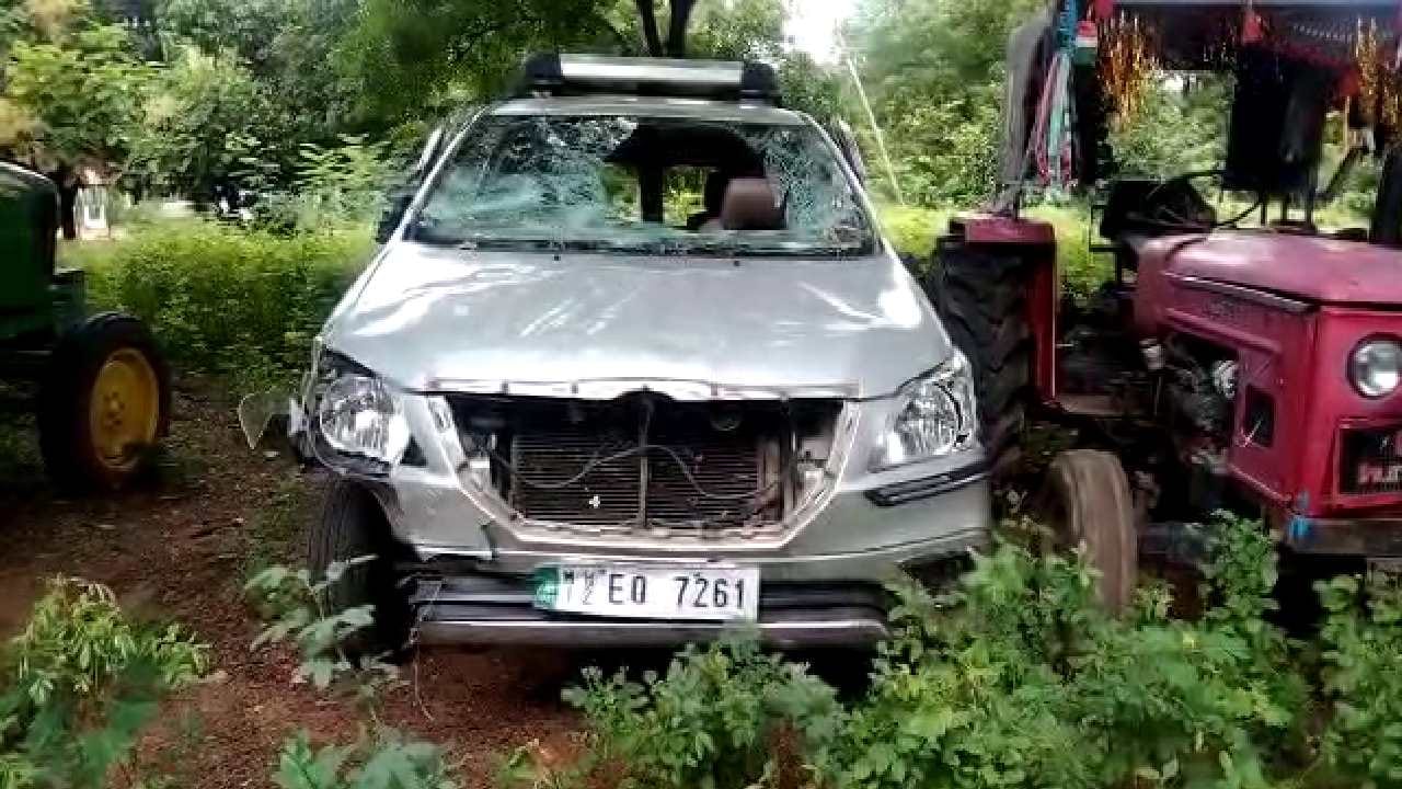 ಮಕ್ಕಳ ಕಳ್ಳರೆಂದು ಭಾವಿಸಿ ಬೈಕ್ನಲ್ಲಿ ಕಾರು ಚೇಸ್ ಮಾಡಿದ ಜನ: ಕಾರು ಪಲ್ಟಿ, ಗಾಯಾಳುಗಳು ಆಸ್ಪತ್ರೆಗೆ ದಾಖಲು ಮಕ್ಕಳ ಕಳ್ಳರೆಂದು ಭಾವಿಸಿ ಬೈಕ್ನಲ್ಲಿ ಕಾರು ಚೇಸ್ ಮಾಡಿದ ಜನ: ಕಾರು ಪಲ್ಟಿ, ಗಾಯಾಳುಗಳು ಆಸ್ಪತ್ರೆಗೆ ದಾಖಲು