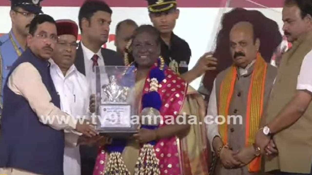 ಪೌರ ಸನ್ಮಾನ ಕಾರ್ಯಕ್ರಮದಲ್ಲಿ ರಾಷ್ಟ್ರಪತಿ ದ್ರೌಪದಿ ಮುರ್ಮು ಭಾಗಿ, ಸಿದ್ದಾರೂಢರ ಬೆಳ್ಳಿ ವಿಗ್ರಹ ಕಾಣಿಕೆ ನೀಡಿದ ಪಾಲಿಕೆ ಪೌರ ಸನ್ಮಾನ ಕಾರ್ಯಕ್ರಮದಲ್ಲಿ ರಾಷ್ಟ್ರಪತಿ ದ್ರೌಪದಿ ಮುರ್ಮು ಭಾಗಿ, ಸಿದ್ದಾರೂಢರ ಬೆಳ್ಳಿ ವಿಗ್ರಹ ಕಾಣಿಕೆ ನೀಡಿದ ಪಾಲಿಕೆ