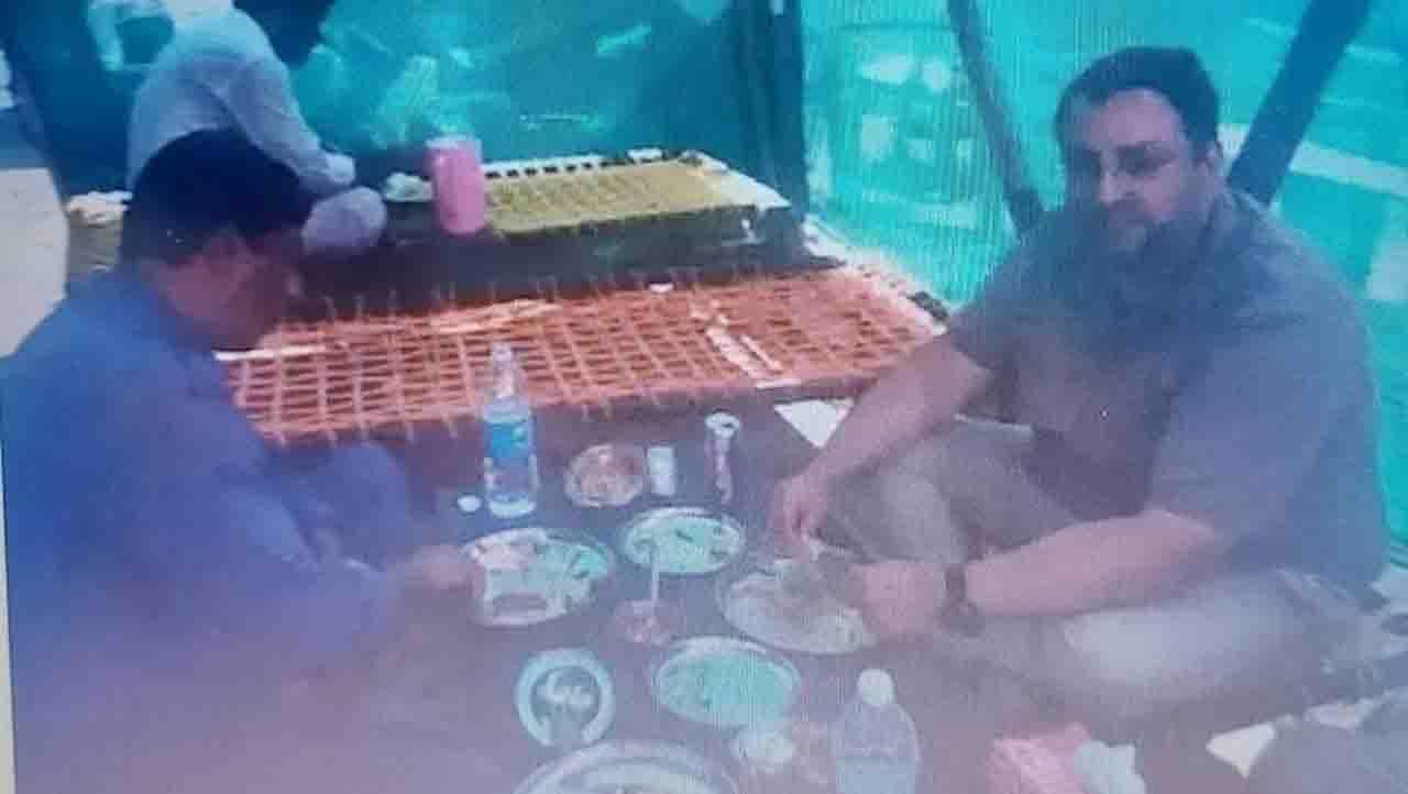Trending : ಡ್ರೈವರ್ ಜೊತೆ ಧಾಬಾದಲ್ಲಿ ಸೈರಸ್ ಮಿಸ್ತ್ರಿ; ಹಳೆಯ ಫೋಟೋ ವೈರಲ್ Trending : ಡ್ರೈವರ್ ಜೊತೆ ಧಾಬಾದಲ್ಲಿ ಸೈರಸ್ ಮಿಸ್ತ್ರಿ; ಹಳೆಯ ಫೋಟೋ ವೈರಲ್