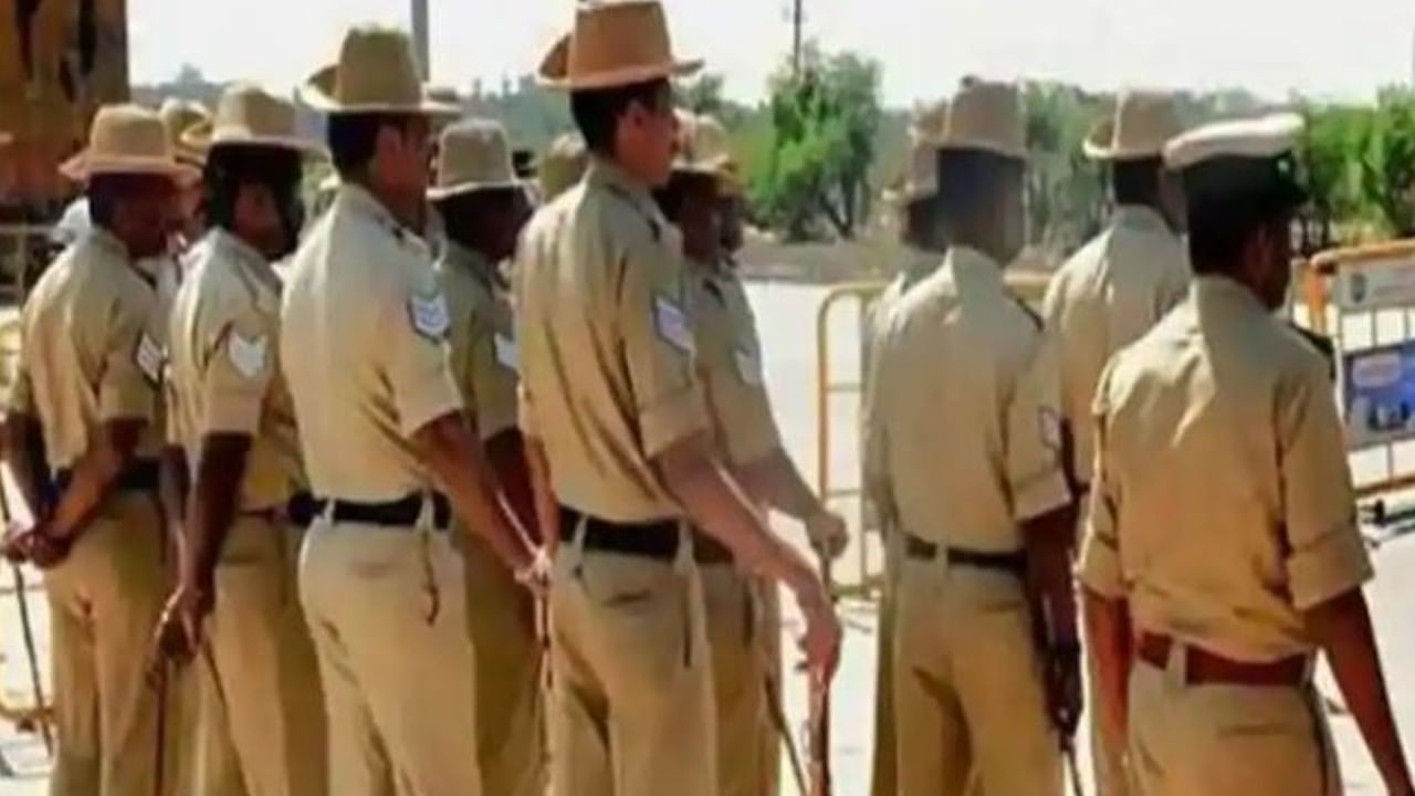 1 ವರ್ಷದಿಂದ ಕೆಲಸಕ್ಕೆ ಬಾರದ ಮೂವರು ಪೊಲೀಸ್ ಕಾನ್ಸ್ಟೇಬಲ್ಗಳು ಕೆಲಸದಿಂದ ಬಿಡುಗಡೆ 1 ವರ್ಷದಿಂದ ಕೆಲಸಕ್ಕೆ ಬಾರದ ಮೂವರು ಪೊಲೀಸ್ ಕಾನ್ಸ್ಟೇಬಲ್ಗಳು ಕೆಲಸದಿಂದ ಬಿಡುಗಡೆ