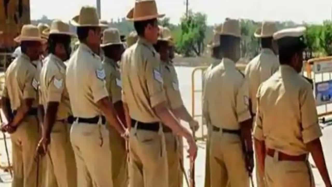 1 ವರ್ಷದಿಂದ ಕೆಲಸಕ್ಕೆ ಬಾರದ ಮೂವರು ಪೊಲೀಸ್ ಕಾನ್ಸ್ಟೇಬಲ್ಗಳು ಕೆಲಸದಿಂದ ಬಿಡುಗಡೆ 1 ವರ್ಷದಿಂದ ಕೆಲಸಕ್ಕೆ ಬಾರದ ಮೂವರು ಪೊಲೀಸ್ ಕಾನ್ಸ್ಟೇಬಲ್ಗಳು ಕೆಲಸದಿಂದ ಬಿಡುಗಡೆ