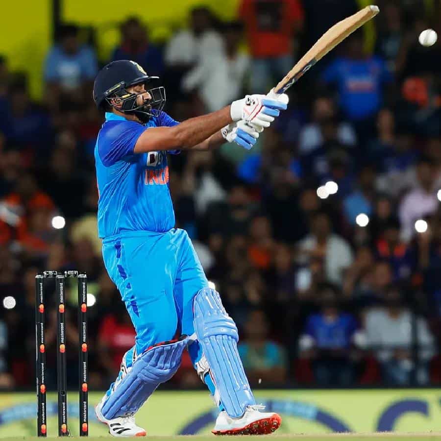 ಆಸ್ಟ್ರೇಲಿಯಾ ವಿರುದ್ಧದ 2ನೇ ಟಿ20 ಪಂದ್ಯದಲ್ಲಿ ಟೀಮ್ ಇಂಡಿಯಾ ನಾಯಕ ರೋಹಿತ್ ಶರ್ಮಾ ಭರ್ಜರಿ ಬ್ಯಾಟಿಂಗ್ ಪ್ರದರ್ಶಿಸಿದ್ದರು. ಕೇವಲ 20 ಎಸೆತಗಳಲ್ಲಿ 46 ಬಾರಿಸಿದ್ದ ಹಿಟ್ಮ್ಯಾನ್ 4 ಭರ್ಜರಿ ಸಿಕ್ಸ್ಗಳನ್ನು ಕೂಡ ಸಿಡಿಸಿದ್ದರು.