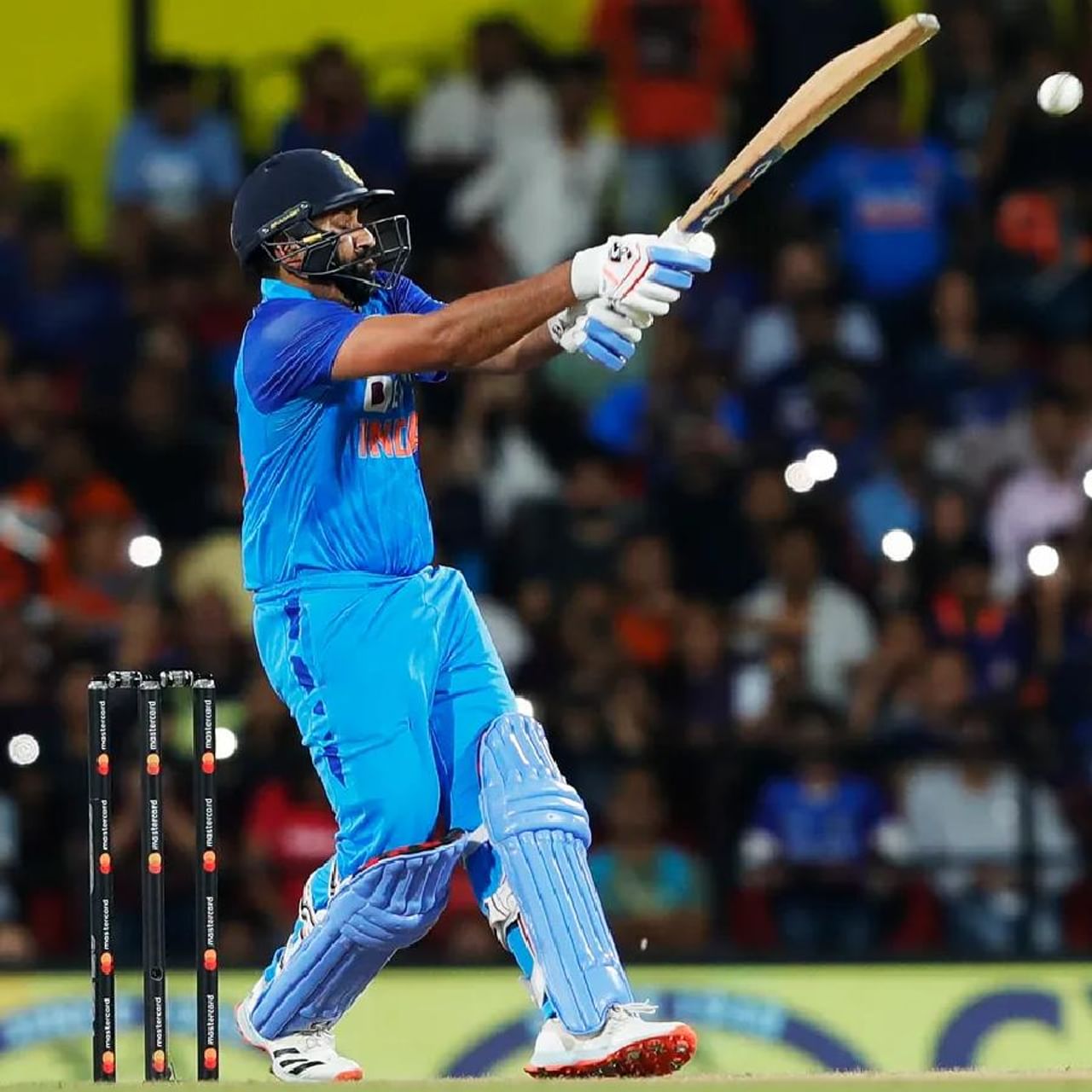 ಆಸ್ಟ್ರೇಲಿಯಾ ವಿರುದ್ಧದ 2ನೇ ಟಿ20 ಪಂದ್ಯದಲ್ಲಿ ಟೀಮ್ ಇಂಡಿಯಾ ನಾಯಕ ರೋಹಿತ್ ಶರ್ಮಾ ಭರ್ಜರಿ ಬ್ಯಾಟಿಂಗ್ ಪ್ರದರ್ಶಿಸಿದ್ದರು. ಕೇವಲ 20 ಎಸೆತಗಳಲ್ಲಿ 46 ಬಾರಿಸಿದ್ದ ಹಿಟ್ಮ್ಯಾನ್ 4 ಭರ್ಜರಿ ಸಿಕ್ಸ್ಗಳನ್ನು ಕೂಡ ಸಿಡಿಸಿದ್ದರು.