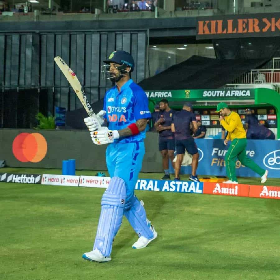 ಸೌತ್ ಆಫ್ರಿಕಾ ವಿರುದ್ಧ ನಡೆದ ಮೊದಲ ಟಿ20 ಪಂದ್ಯದಲ್ಲಿ ಟೀಮ್ ಇಂಡಿಯಾದ ಆರಂಭಿಕ ಆಟಗಾರ ಕೆಎಲ್ ರಾಹುಲ್ ಅಜೇಯ 50 ರನ್ ಬಾರಿಸಿದ್ದರು. ಈ ಅರ್ಧಶತಕದೊಂದಿಗೆ ಕೆಎಲ್ಆರ್ ವಿರಾಟ್ ಕೊಹ್ಲಿ ಹಾಗೂ ರೋಹಿತ್ ಶರ್ಮಾ ಅವರ ವಿಶೇಷ ದಾಖಲೆಯನ್ನು ಮುರಿದಿದ್ದಾರೆ.