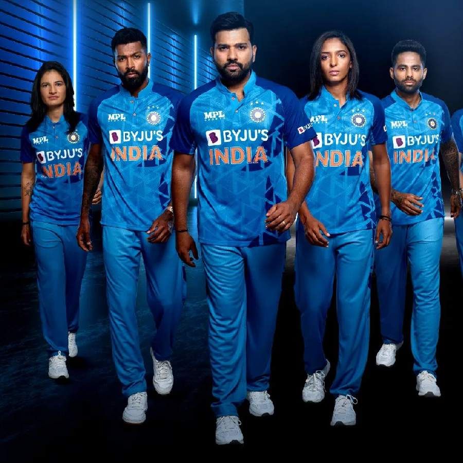 ಆಸ್ಟ್ರೇಲಿಯಾದಲ್ಲಿ ಅಕ್ಟೋಬರ್ನಲ್ಲಿ ನಡೆಯಲಿರುವ ಟಿ20 ವಿಶ್ವಕಪ್ಗಾಗಿ ಟೀಮ್ ಇಂಡಿಯಾ ಹೊಸ ಜೆರ್ಸಿಯನ್ನು ಅನಾವರಣಗೊಳಿಸಿದೆ. ಈ ಹೊಸ ಜೆರ್ಸಿಯಲ್ಲಿ ಇದೀಗ ಟೀಮ್ ಇಂಡಿಯಾ ಆಟಗಾರರು ಫೋಟೋಶೂಟ್ ಮಾಡಿಸಿಕೊಂಡಿದ್ದಾರೆ. ಈ ಫೋಟೋಶೂಟ್ನ ಕೆಲ ಚಿತ್ರಗಳನ್ನು ಇಲ್ಲಿ ನೀಡಲಾಗಿದೆ.