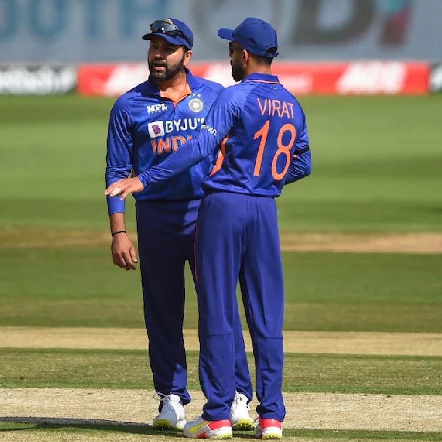 ಹಾಂಗ್ ಕಾಂಗ್ ವಿರುದ್ದದ ಪಂದ್ಯದಲ್ಲಿ ಟೀಮ್ ಇಂಡಿಯಾದ ಮಾಜಿ ನಾಯಕ ವಿರಾಟ್ ಕೊಹ್ಲಿ 44 ಎಸೆತಗಳಲ್ಲಿ 59 ರನ್ ಬಾರಿಸುವ ಮೂಲಕ ಭರ್ಜರಿ ಬ್ಯಾಟಿಂಗ್ ಪ್ರದರ್ಶಿಸಿದ್ದರು. ಈ ಅರ್ಧಶತಕದೊಂದಿಗೆ ಕಿಂಗ್ ಕೊಹ್ಲಿ ಭಾರತ ತಂಡದ ನಾಯಕ ರೋಹಿತ್ ಶರ್ಮಾರ ದಾಖಲೆಯನ್ನು ಸರಿಗಟ್ಟಿರುವುದು ವಿಶೇಷ.