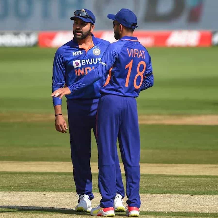 ಹಾಂಗ್ ಕಾಂಗ್ ವಿರುದ್ದದ ಪಂದ್ಯದಲ್ಲಿ ಟೀಮ್ ಇಂಡಿಯಾದ ಮಾಜಿ ನಾಯಕ ವಿರಾಟ್ ಕೊಹ್ಲಿ 44 ಎಸೆತಗಳಲ್ಲಿ 59 ರನ್ ಬಾರಿಸುವ ಮೂಲಕ ಭರ್ಜರಿ ಬ್ಯಾಟಿಂಗ್ ಪ್ರದರ್ಶಿಸಿದ್ದರು. ಈ ಅರ್ಧಶತಕದೊಂದಿಗೆ ಕಿಂಗ್ ಕೊಹ್ಲಿ ಭಾರತ ತಂಡದ ನಾಯಕ ರೋಹಿತ್ ಶರ್ಮಾರ ದಾಖಲೆಯನ್ನು ಸರಿಗಟ್ಟಿರುವುದು ವಿಶೇಷ.