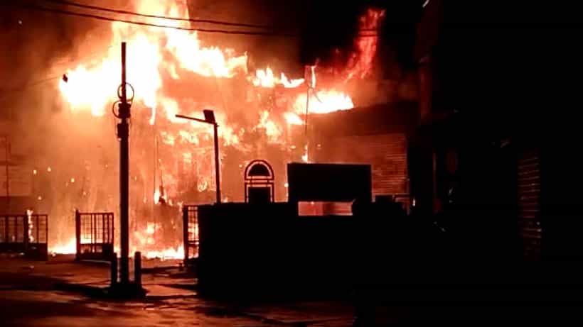 ನಂಜಪ್ಪ ಸರ್ಕಲ್ ಫ್ಯಾಮಿಲಿ ಸೂಪರ್ ಮಾರ್ಟ್ನಲ್ಲಿ ಅಗ್ನಿ ಅವಘಡ: ಒಂದೇ ರಾತ್ರಿಯಲ್ಲಿ 4 ಕೋಟಿ ನಷ್ಟ
