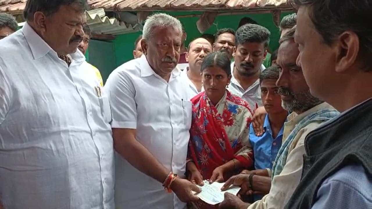 ಅಂಗಾಂಗ ದಾನ ಮಾಡಿದ್ದ ರಕ್ಷಿತಾ ಕುಟುಂಬಕ್ಕೆ 8 ಲಕ್ಷದ ಪರಿಹಾರದ ಚೆಕ್ ವಿತರಿಸಿದ ಭೈರತಿ ಬಸವರಾಜ್ ಅಂಗಾಂಗ ದಾನ ಮಾಡಿದ್ದ ರಕ್ಷಿತಾ ಕುಟುಂಬಕ್ಕೆ 8 ಲಕ್ಷದ ಪರಿಹಾರದ ಚೆಕ್ ವಿತರಿಸಿದ ಭೈರತಿ ಬಸವರಾಜ್