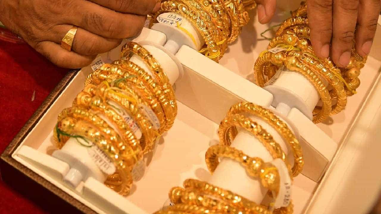 Gold Price Today: ಬೆಂಗಳೂರು ಸೇರಿ ಹಲವೆಡೆ ಚಿನ್ನದ ಬೆಲೆ ಕೊಂಚ ಇಳಿಕೆ; ಬೆಳ್ಳಿ ದರ 700 ರೂ. ಹೆಚ್ಚಳ