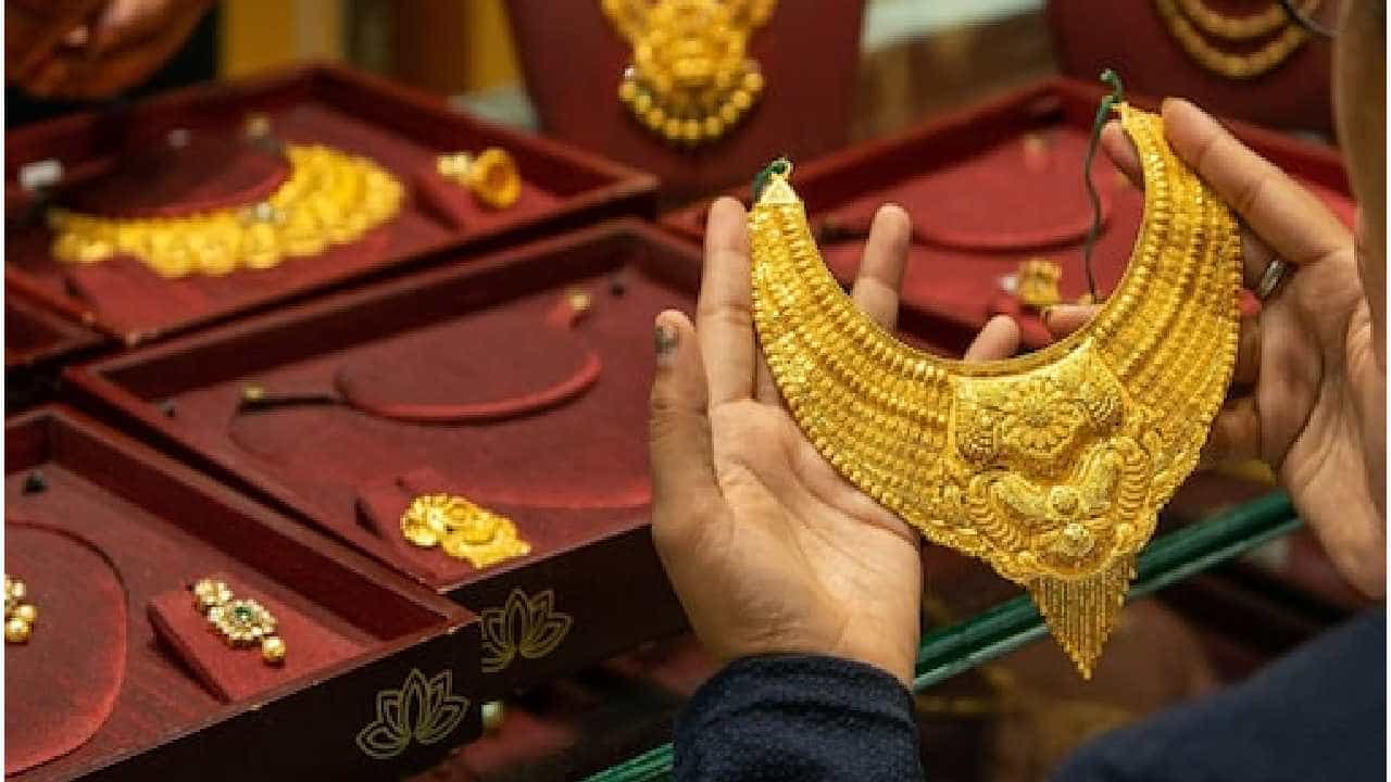 Gold Price Today: ಇಂದೂ ಬದಲಾಗಿಲ್ಲ ಬೆಳ್ಳಿ ದರ, ಚಿನ್ನದ ಬೆಲೆ ತುಸು ಹೆಚ್ಚಳ; ಇಲ್ಲಿದೆ ವಿವರ
