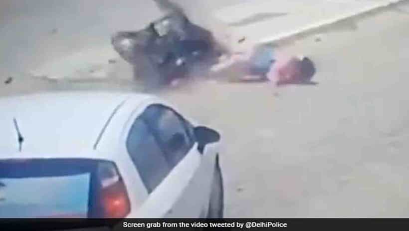 Viral Video : ಹೆಲ್ಮೆಟ್ದೇವೋಭವ! ಈತ ಒಂದಲ್ಲ, ಎರಡು ಸಲ ಬದುಕಿದ ಕ್ಷಣಾರ್ಧದಲ್ಲಿ