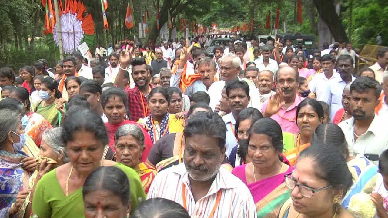 ಆಡಳಿತಾರೂಢ ಬಿಜೆಪಿಯ ಜನಸ್ಪಂದನ ಸಮಾವೇಶಕ್ಕೆ ಬಂದಿದ್ದ ವೃದ್ಧ ಹೃದಯಾಘಾತಕ್ಕೆ ಬಲಿ ಆಡಳಿತಾರೂಢ ಬಿಜೆಪಿಯ ಜನಸ್ಪಂದನ ಸಮಾವೇಶಕ್ಕೆ ಬಂದಿದ್ದ ವೃದ್ಧ ಹೃದಯಾಘಾತಕ್ಕೆ ಬಲಿ