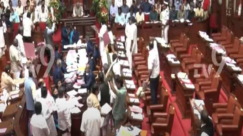 ವಿಧಾನಪರಿಷತ್ನಲ್ಲಿ ಪೇ ಸಿಎಂ ಪೋಸ್ಟರ್ ಗದ್ದಲ: ಬಿಜೆಪಿಯಿಂದಲೂ ಪೋಸ್ಟರ್ ಪ್ರದರ್ಶನ, ಕುರ್ಚಿ ಮೇಲೆ ಹತ್ತಿ ಆಕ್ರೋಶ ಹೊರ ಹಾಕಿದ ಪ್ರಕಾಶ್ ರಾಥೋಡ್