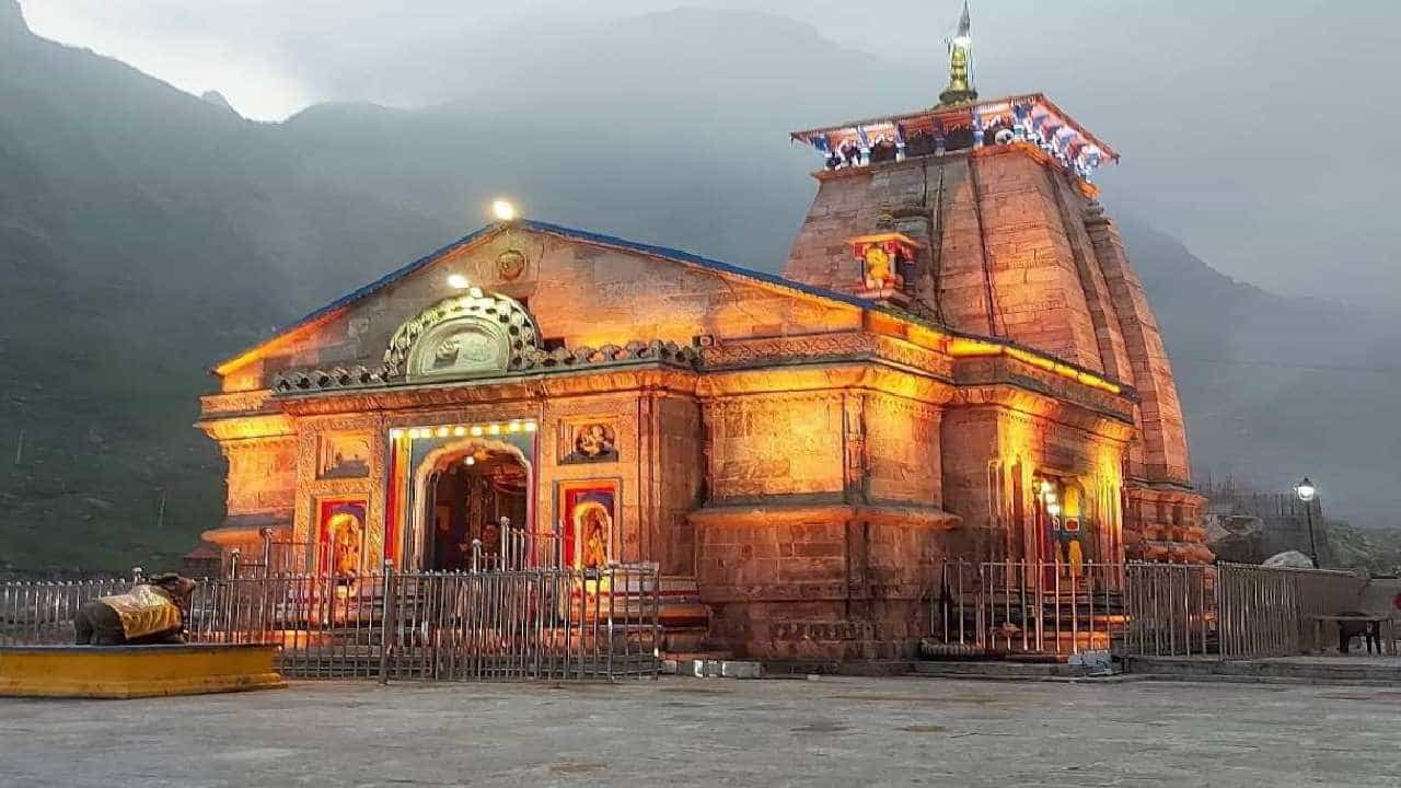 ಕೇದಾರನಾಥ ದೇವಾಲಯದ ಗರ್ಭಗುಡಿಯ ಗೋಡೆಗಳಿಗೆ ಚಿನ್ನದ ಲೇಪನಕ್ಕೆ ಅರ್ಚಕರ ವಿರೋಧ ಕೇದಾರನಾಥ ದೇವಾಲಯದ ಗರ್ಭಗುಡಿಯ ಗೋಡೆಗಳಿಗೆ ಚಿನ್ನದ ಲೇಪನಕ್ಕೆ ಅರ್ಚಕರ ವಿರೋಧ