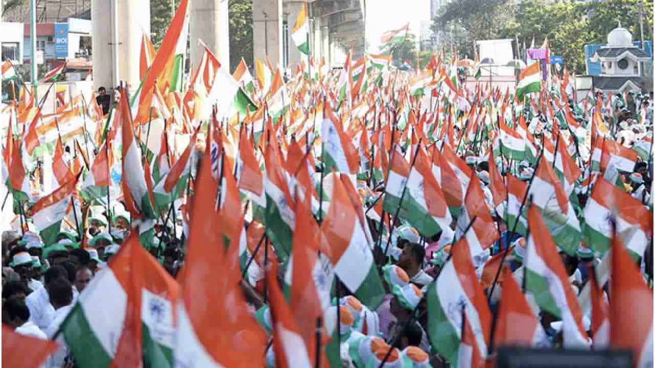 Bharat Jodo Yatra: ಭಾರತ್ ಜೋಡೋ ಯಾತ್ರೆ ಪ್ರಯುಕ್ತ ಕೇರಳದಲ್ಲಿ ಅಕ್ರಮ ಬ್ಯಾನರ್, ಕಾಂಗ್ರೆಸ್ ಧ್ವಜ ಅಳವಡಿಕೆ; ಹೈಕೋರ್ಟ್ ಅಸಮಾಧಾನ Bharat Jodo Yatra: ಭಾರತ್ ಜೋಡೋ ಯಾತ್ರೆ ಪ್ರಯುಕ್ತ ಕೇರಳದಲ್ಲಿ ಅಕ್ರಮ ಬ್ಯಾನರ್, ಕಾಂಗ್ರೆಸ್ ಧ್ವಜ ಅಳವಡಿಕೆ; ಹೈಕೋರ್ಟ್ ಅಸಮಾಧಾನ
