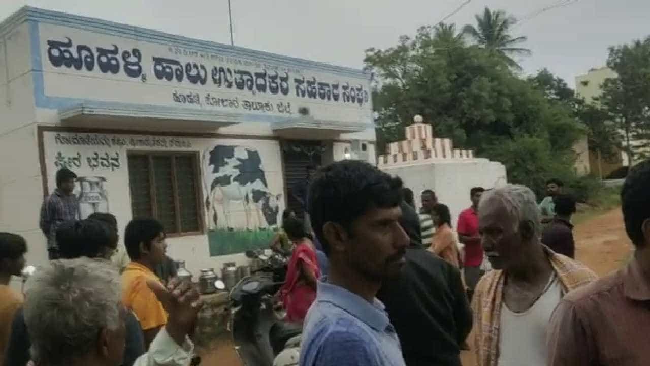 ಹಾಲಿನ ಡೇರಿಯಲ್ಲಿ ಕಾಂಗ್ರೆಸ್ ಹಾಗೂ ವರ್ತೂರ್ ಪ್ರಕಾಶ್ ಬೆಂಬಲಿಗರ ಮಾರಾಮಾರಿ: ನಾಲ್ವರಿಗೆ ಚಾಕು ಇರಿತ ಹಾಲಿನ ಡೇರಿಯಲ್ಲಿ ಕಾಂಗ್ರೆಸ್ ಹಾಗೂ ವರ್ತೂರ್ ಪ್ರಕಾಶ್ ಬೆಂಬಲಿಗರ ಮಾರಾಮಾರಿ: ನಾಲ್ವರಿಗೆ ಚಾಕು ಇರಿತ