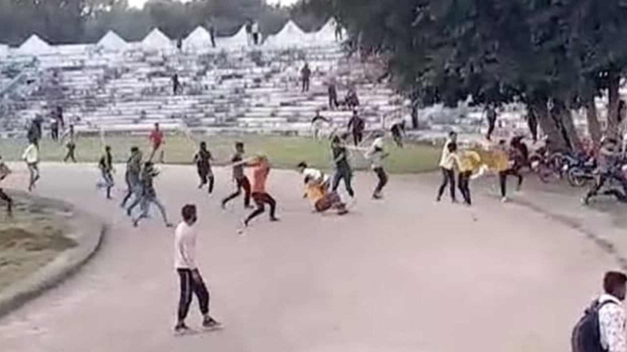 ಮಧ್ಯಪ್ರದೇಶದ ಮೊರೆನಾದಲ್ಲಿ ಸೇನಾ ಆಕಾಂಕ್ಷಿಗಳ ಗುಂಪು ನಡುವೆ ಘರ್ಷಣೆ ಮಧ್ಯಪ್ರದೇಶದ ಮೊರೆನಾದಲ್ಲಿ ಸೇನಾ ಆಕಾಂಕ್ಷಿಗಳ ಗುಂಪು ನಡುವೆ ಘರ್ಷಣೆ