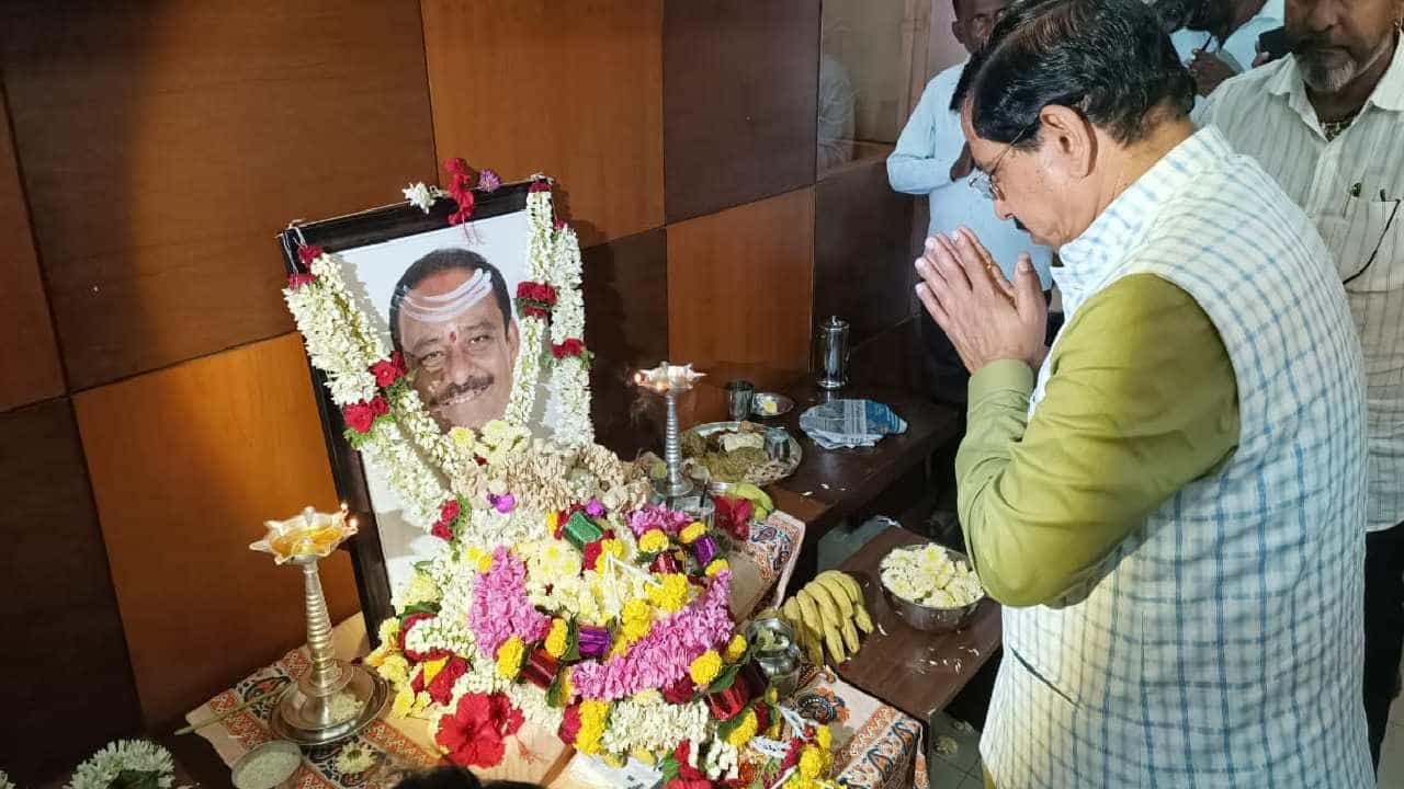 ದಿ.ಉಮೇಶ್ ಕತ್ತಿ ನಿವಾಸಕ್ಕೆ ಭೇಟಿ ನೀಡಿ ಕುಟುಂಬಕ್ಕೆ ಸಾಂತ್ವಾನ ಹೇಳಿದ ಸಚಿವ ಪ್ರಲ್ಹಾದ್ ಜೋಶಿ ದಿ.ಉಮೇಶ್ ಕತ್ತಿ ನಿವಾಸಕ್ಕೆ ಭೇಟಿ ನೀಡಿ ಕುಟುಂಬಕ್ಕೆ ಸಾಂತ್ವಾನ ಹೇಳಿದ ಸಚಿವ ಪ್ರಲ್ಹಾದ್ ಜೋಶಿ