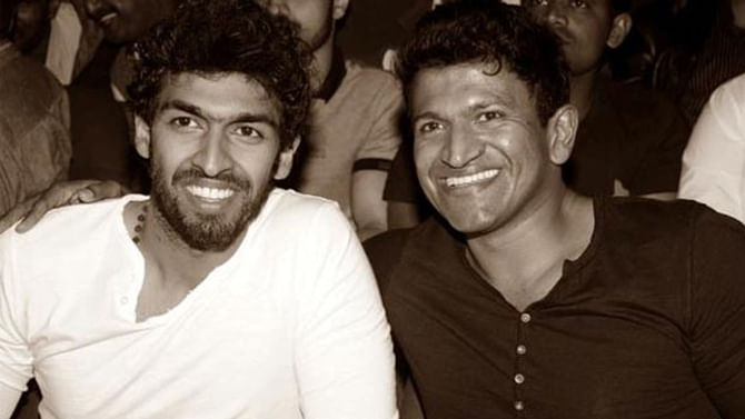 ಹೊಸಪೇಟೆ ಪುನೀತ್ ಪುತ್ಥಳಿಗೆ ವಿನಯ್ ರಾಜ್ಕುಮಾರ್ ಮಾಲಾರ್ಪಣೆ ಹೊಸಪೇಟೆ ಪುನೀತ್ ಪುತ್ಥಳಿಗೆ ವಿನಯ್ ರಾಜ್ಕುಮಾರ್ ಮಾಲಾರ್ಪಣೆ