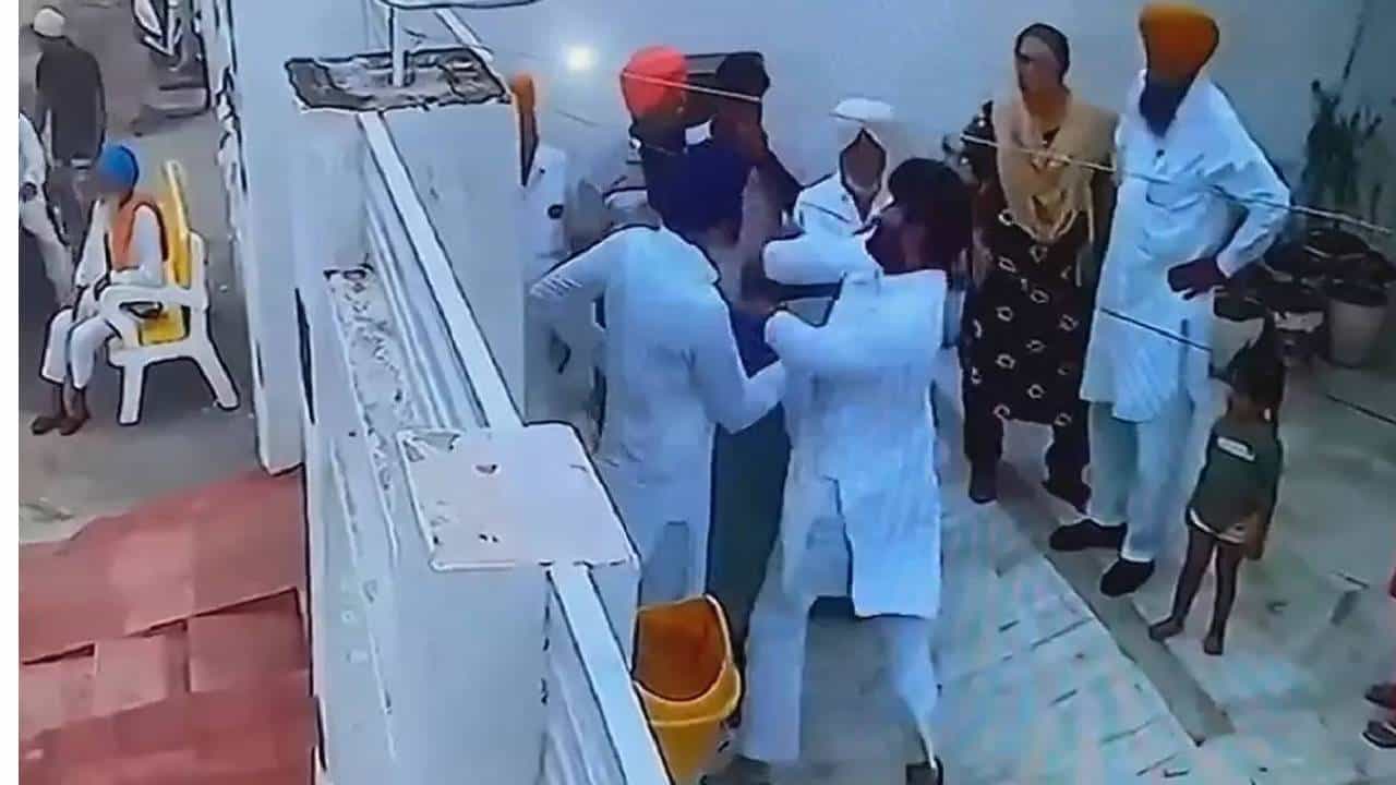 Viral Video: ಜನರೆದುರೇ ಪಂಜಾಬ್ನ ಆಮ್ ಆದ್ಮಿ ಶಾಸಕಿಗೆ ಗಂಡನಿಂದ ಕಪಾಳಮೋಕ್ಷ; ವಿಡಿಯೋ ವೈರಲ್ Viral Video: ಜನರೆದುರೇ ಪಂಜಾಬ್ನ ಆಮ್ ಆದ್ಮಿ ಶಾಸಕಿಗೆ ಗಂಡನಿಂದ ಕಪಾಳಮೋಕ್ಷ; ವಿಡಿಯೋ ವೈರಲ್