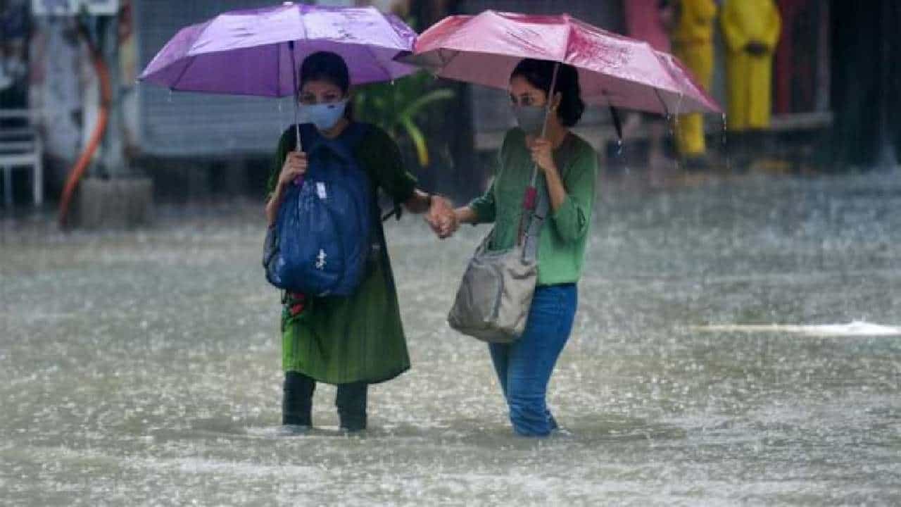 Karnataka Rain: ಉತ್ತರ ಕರ್ನಾಟಕದ ಜಿಲ್ಲೆಗಳಲ್ಲಿ ಗುಡುಗು ಸಹಿತ ಭಾರೀ ಮಳೆ; ಇನ್ನೆರಡು ದಿನ ಹಳದಿ ಅಲರ್ಟ್​ ಘೋಷಣೆ