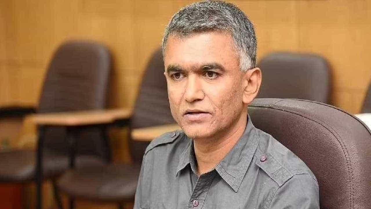 ಬೆಂಗಳೂರು ಈಗ ಐಟಿ ಕ್ಯಾಪಿಟಲ್ ಅಲ್ಲ, ಗುಂಡಿಗಳ ನಗರ: ಕಾಂಗ್ರೆಸ್ ಶಾಸಕ ಕೃಷ್ಣ ಭೈರೇಗೌಡ ತರಾಟೆ ಬೆಂಗಳೂರು ಈಗ ಐಟಿ ಕ್ಯಾಪಿಟಲ್ ಅಲ್ಲ, ಗುಂಡಿಗಳ ನಗರ: ಕಾಂಗ್ರೆಸ್ ಶಾಸಕ ಕೃಷ್ಣ ಭೈರೇಗೌಡ ತರಾಟೆ