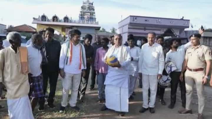 Volleyball: ಬದನವಾಳು ಗ್ರಾಮದಲ್ಲಿ ಯುವಕರ ಜೊತೆ ವಾಲಿಬಾಲ್ ಆಡಿ ನಲಿದಾಡಿದ ಸಿದ್ದರಾಮಯ್ಯ Volleyball: ಬದನವಾಳು ಗ್ರಾಮದಲ್ಲಿ ಯುವಕರ ಜೊತೆ ವಾಲಿಬಾಲ್ ಆಡಿ ನಲಿದಾಡಿದ ಸಿದ್ದರಾಮಯ್ಯ