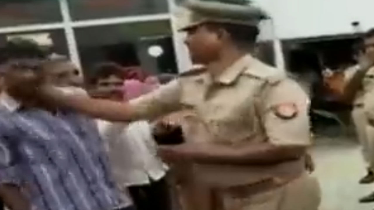 Watch ಸೊಸೆ ಕಾಣೆಯಾಗಿರುವ ಬಗ್ಗೆ ದೂರು ದಾಖಲಿಸಿದ್ದ ವ್ಯಕ್ತಿಗೆ ಕಪಾಳಮೋಕ್ಷ ಮಾಡಿದ ಯುಪಿ ಪೊಲೀಸ್ ಎತ್ತಂಗಡಿ Watch ಸೊಸೆ ಕಾಣೆಯಾಗಿರುವ ಬಗ್ಗೆ ದೂರು ದಾಖಲಿಸಿದ್ದ ವ್ಯಕ್ತಿಗೆ ಕಪಾಳಮೋಕ್ಷ ಮಾಡಿದ ಯುಪಿ ಪೊಲೀಸ್ ಎತ್ತಂಗಡಿ