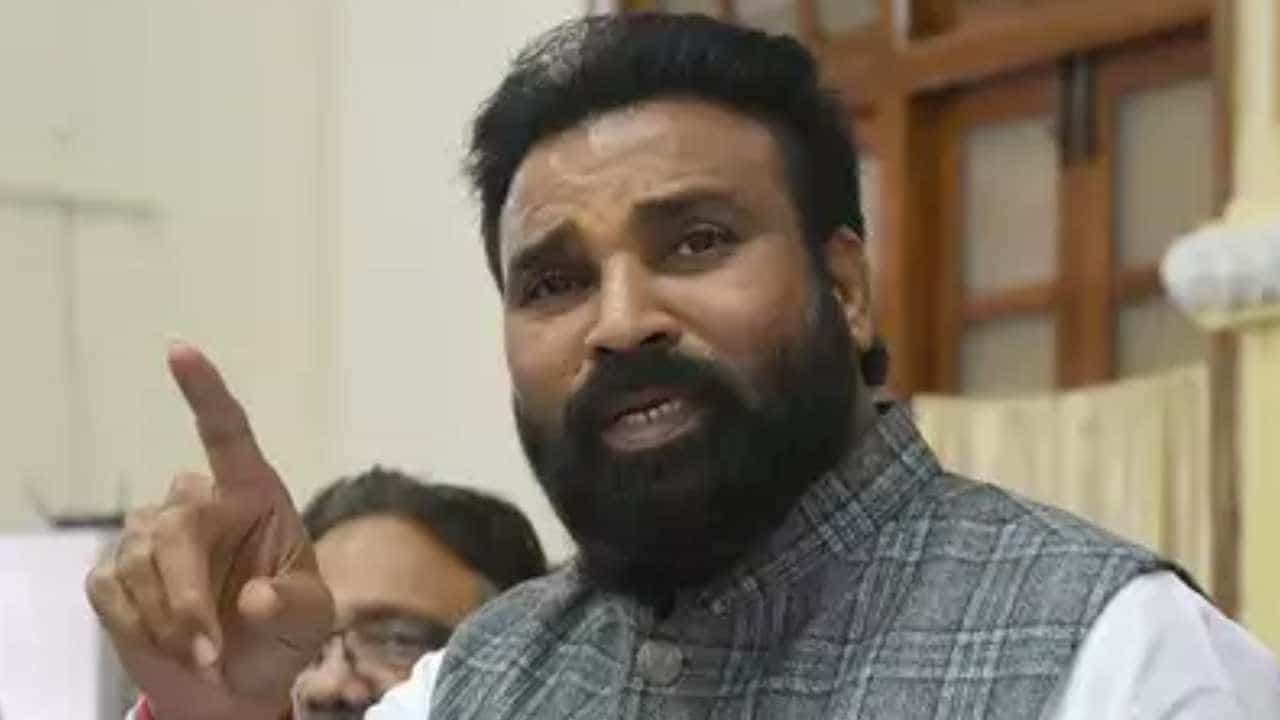 ದುಬಾರಿ ಬೆಲೆಗೆ ಟಿಕೆಟ್ ಮಾರಾಟ ದಂಧೆ ವಿಚಾರ: ಖಾಸಗಿ ಬಸ್ ಮಾಲೀಕರಿಗೆ ಸಾರಿಗೆ ಸಚಿವ ಶ್ರೀರಾಮುಲು ಖಡಕ್​ ವಾರ್ನಿಂಗ್