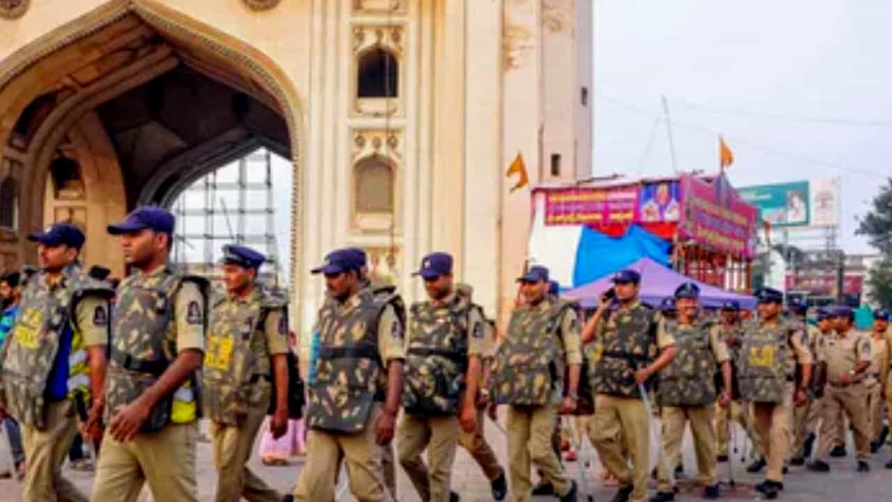 Telangana Liberation Day: ಇಂದು ತೆಲಂಗಾಣ ವಿಮೋಚನಾ ದಿನ -ಮಿಸುಕಾಡಿದರೆ ಚರ್ಮ ಸುಲಿಯುತ್ತೇವೆ -ಹೈದ್ರಾಬಾದ್ ಪೊಲೀಸರಿಂದ ನೇರ ಎಚ್ಚರಿಕೆ Telangana Liberation Day: ಇಂದು ತೆಲಂಗಾಣ ವಿಮೋಚನಾ ದಿನ -ಮಿಸುಕಾಡಿದರೆ ಚರ್ಮ ಸುಲಿಯುತ್ತೇವೆ -ಹೈದ್ರಾಬಾದ್ ಪೊಲೀಸರಿಂದ ನೇರ ಎಚ್ಚರಿಕೆ