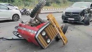 Viral Video : ಮರ್ಸಿಡೀಸ್ ಕಾರಿಗೆ​ ಟ್ರ್ಯಾಕ್ಟರ್ ಢಿಕ್ಕಿ, ಎರಡು ಹೋಳಾದ ಟ್ರ್ಯಾಕ್ಟರ್​ 